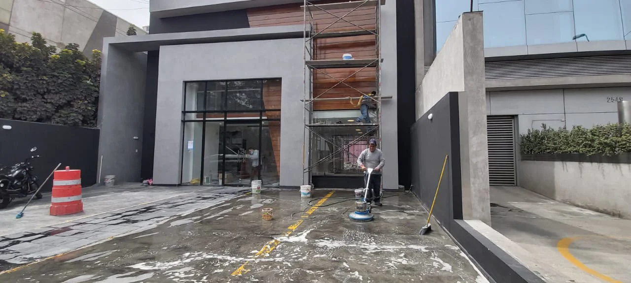 CIA PERU SAC Barnizado de fachada